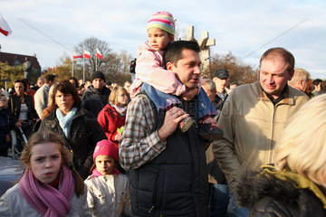 Posen  Polen  Menschen auf der Strasse am Tag der Unabhaengigkeit (Swieto Niepodleglosci)