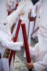 Sevilla  Spanien  Glaeubige mit Kerzen bei der Prozession am Palmsonntag