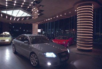 Ein Audi A6 in der Einfahrt des Hotels InterContinental in Bukarest