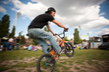 Berlin  Deutschland  BMX-Fahrer beim Freestyle im Mauerpark
