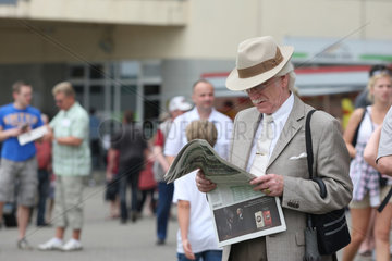 Hamburg  Deutschland  ein Mann liest eine Rennzeitschrift