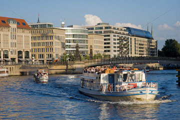 Berlin  Deutschland  Touristenboote auf der Spree