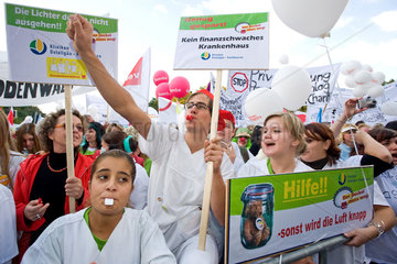 Berlin  Deutschland  Grossdemo zur Rettung der Krankenhaeuser