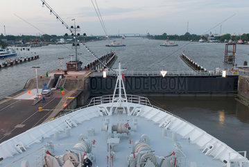 Kiel  Deutschland  ein Schiff in einer Schleuse im Nord-Ostsee-Kanal