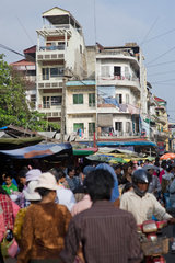 Phnom Penh  Kambodscha  ueberfuellte Strasse auf dem Kandal Markt