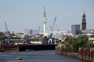 Hamburg  Deutschland  der Freihafen mit Fernsehturm und St. Michaelis