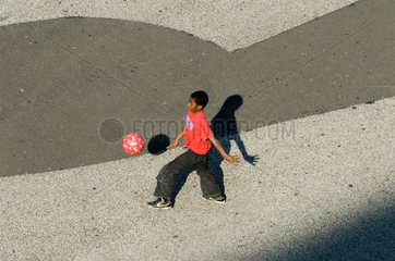 Basel  Kind spielt Ball