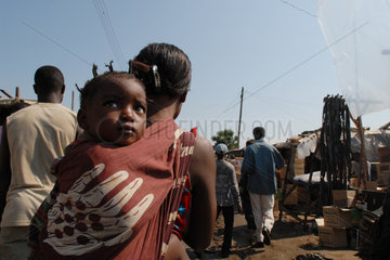 Sambia  Frau mit Kind in Lusaka