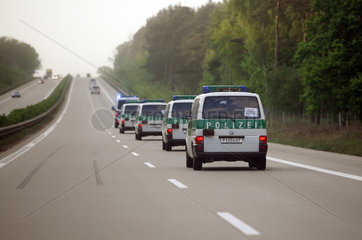 Freiwalde  Deutschland  Polizeikonvoi auf der A13