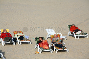 Swinemuende  Polen  Menschen liegen am Strand in Swinemuende