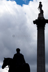London  Grossbritannien  die Silhouetten der Statuen von George IV. und Nelson Column