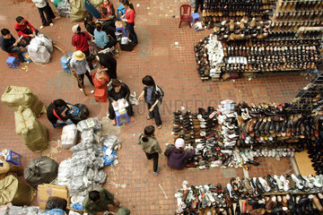 Schuhverkaeufer im Cho Dong Xuan Markt