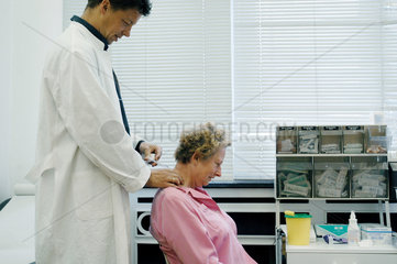 Ein Arzt behandelt eine Patientin