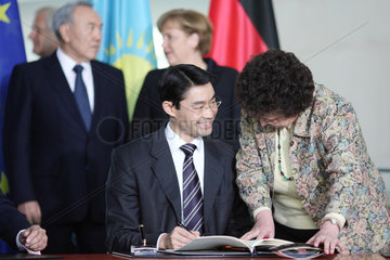 Berlin  Deutschland  Bundeswirtschaftsminister Roesler  FDP  unterzeichnet das Rohstoff-Abkommen mit Kasachstan