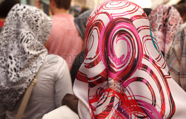 Berlin  Deutschland  Musliminnen mit Kopftuch beim MyFest in Kreuzberg