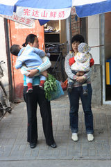 Peking  Muetter mit Kindern auf dem Arm
