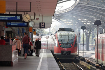 Koeln  Deutschland  Reisende auf einem Bahnsteig am Hauptbahnhof