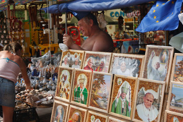 Misdroy  Polen  Souvenirshop mit Bildern von Papst Johannes Paul II.