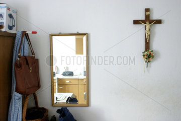 Potsdam  Deutschland  Jesus- Kreuz an der Wand