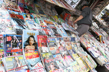 Shanghai  Auslage mit Zeitschriften an einem Zeitungskiosk