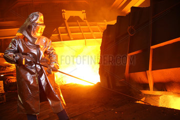 Eisenhuettenstadt  Deutschland  Stahlarbeiter am Hochofen der ArcelorMittal Eisenhuettenstadt