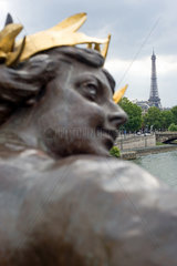 Paris  Frankreich  eine neobarocke Figur der Seinebruecke Pont Alexandre III