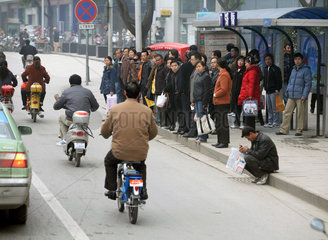 Suzhou  Menschen warten auf den Bus