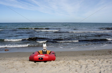 Kuehlungsborn  Schlauchboot am Strand