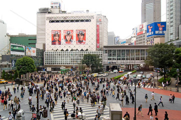 Tokio  Japan  Shibuya  Leute ueberqueren eine Strasse