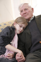 Hamburg  Deutschland  ein Grossvater kuschelt mit seiner Enkelin