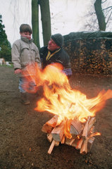 Vater zeigt seinem Sohn den Umgang mit Feuer  Norddeutschland