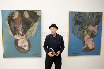 Dresden  Deutschland  der Maler und Bildhauer Georg Baselitz vor zweien seiner Werke