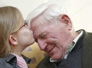 Hamburg  Deutschland  eine Enkelin kuesst ihren Grossvater auf die Stirn