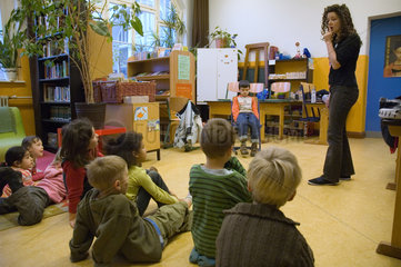 Berlin  Deutschland  Grundschulkinder mit Lehrerin im Klassenzimmer