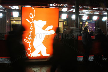 Berlin  Deutschland  Silhouette von Passanten vor einem Berlinale Plakat