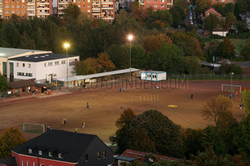 Bottrop  Deutschland  der Sportplatz in Bottrop-Welheim bei Daemmerung