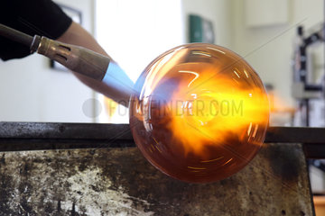 Oersjoe  Schweden  Glaskugel wird mit einem Gasbrenner erhitzt