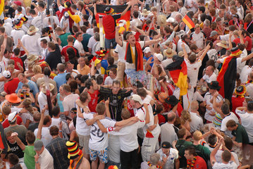 Spanien  Mallorca  deutsche Fussballfans am Ballermann