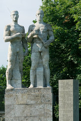 Berlin  Deutschland  die Skulptur -Die Staffellaeufer- im Olympiastadion Berlin