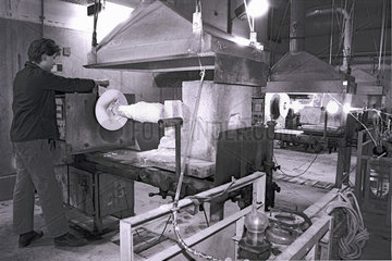 Glasherstellung  Jenaer Glaswerk  Jena  DDR  Maerz 1990