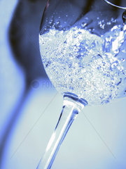 Wasserglas mit Wasserperlen   Mineralwasser