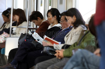 Kamakura  Japan  Menschen sitzen in einem Zugabteil