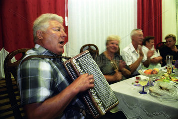 Akkordeonspieler bei einer Geburtstagsfeier  Litauen