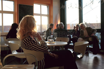 Potsdam  eine Frau sitzt in einem Raum und geniesst die Sonne