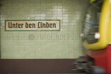 Berlin  Deutschland  das Schild des S-Bahnhofs Unter den Linden