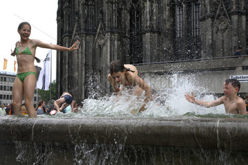 Koeln  Kinder baden im Brunnen vor dem Dom