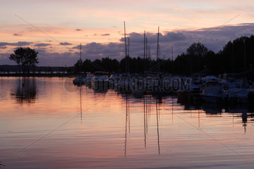 Lacanau  Frankreich  Yachthafen bei Sonnenuntergang am Lac de Lacanau