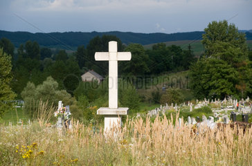 Cered  Ungarn  Kreuz eines Friedhofs in der Landschaft