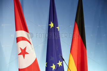 Berlin  Deutschland - Die Fahnen von Tunesien  der Europaeischen Union und von Deutschland.
