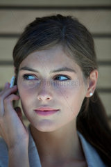 Freiburg  Deutschland  eine junge Frau telefoniert mit einem Handy